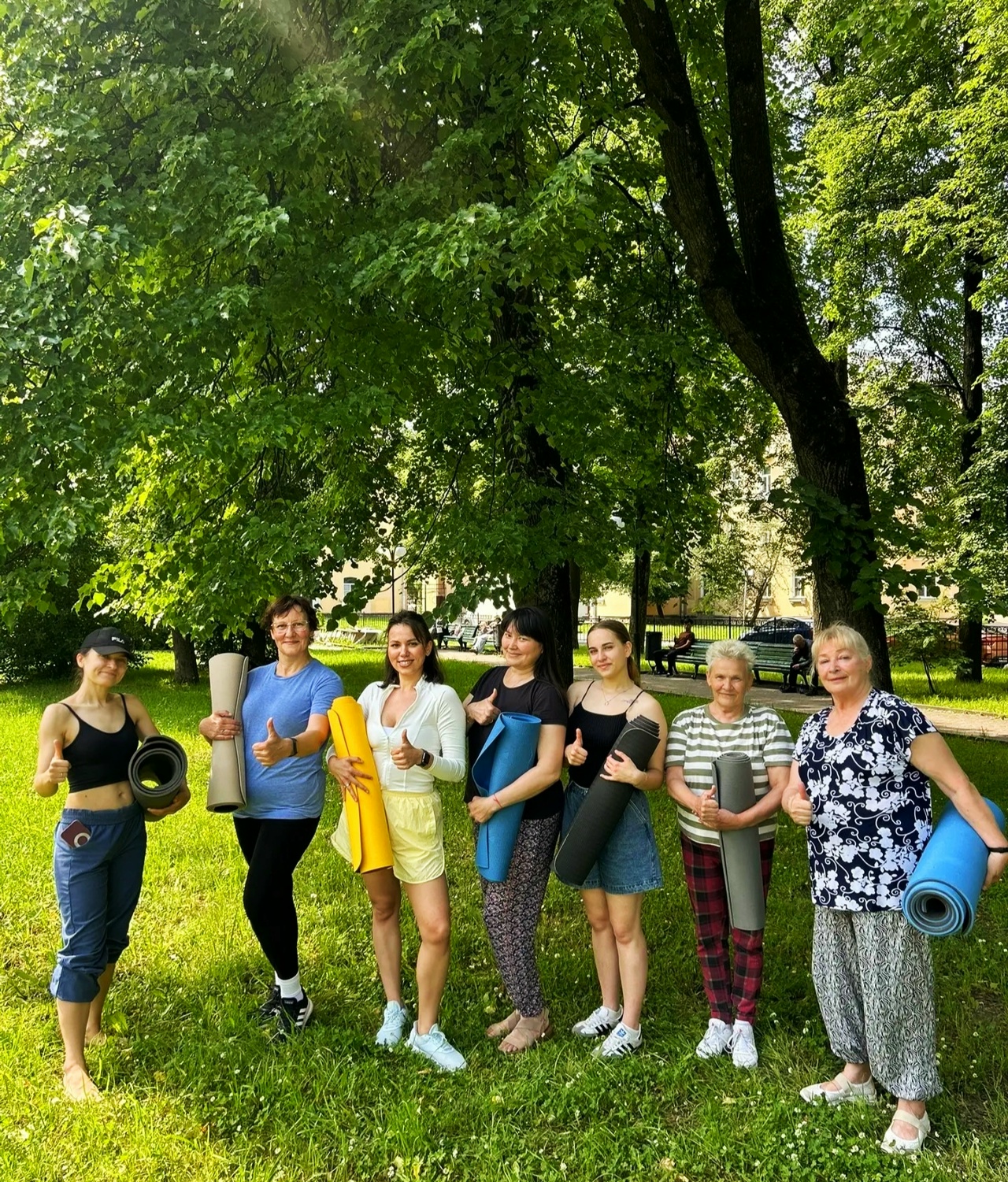 Растяжка на траве в рамках Дня семейного отдыха.