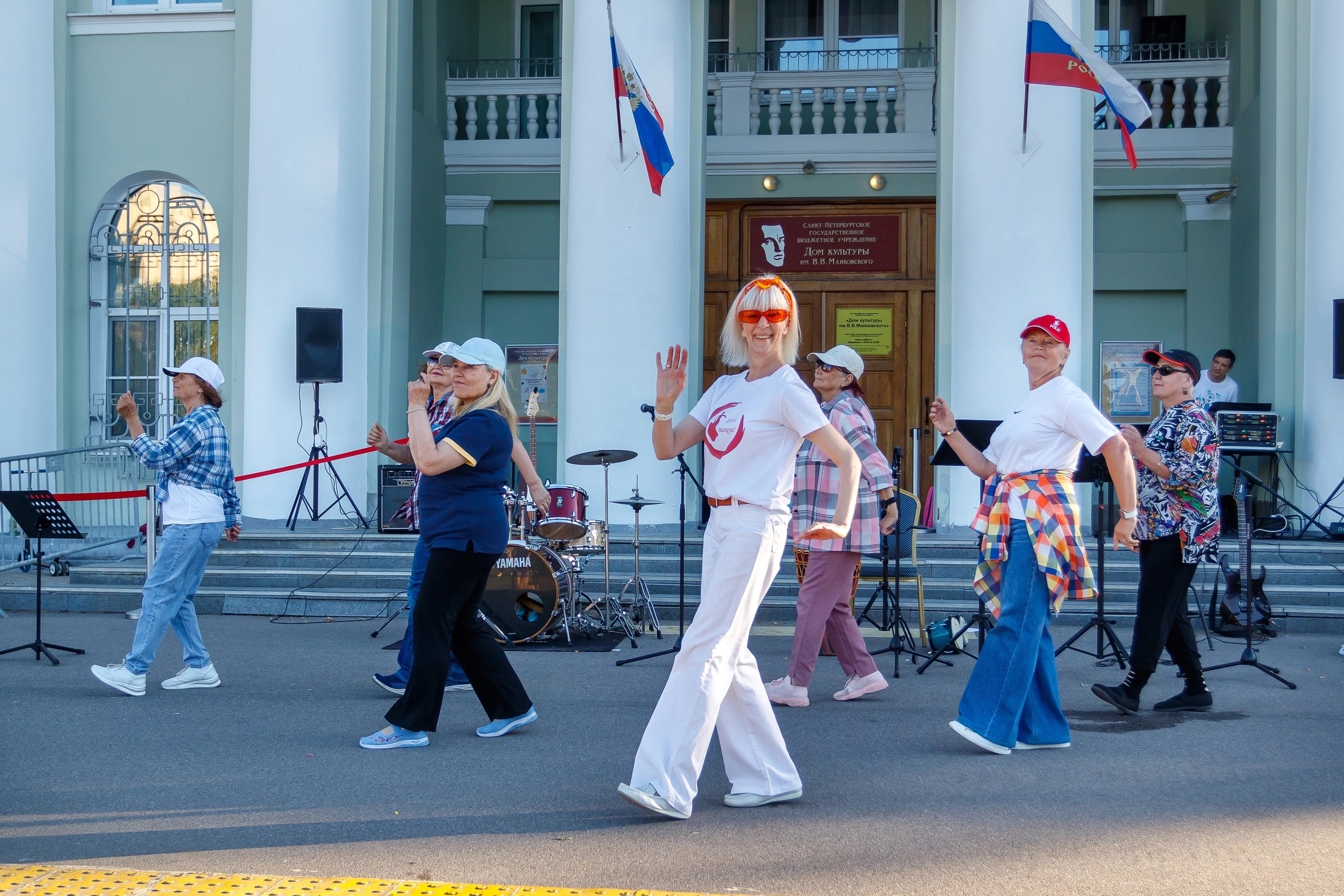 Музыкально-развлекательная программа «Мелодии лета» в рамках  проекта «Городские танцевальные веранды»